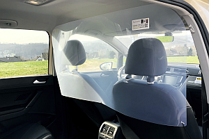 SIPLAST Fahrerschutz Ansicht Ruecksitz Taxi Hilchenbach VW Touran - Siplast entwickelt Schutzwand für Taxen