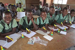 Klio Eterna Spende Bild1 - Klio-Eterna: 70.000 Kugelschreiber für Afrika